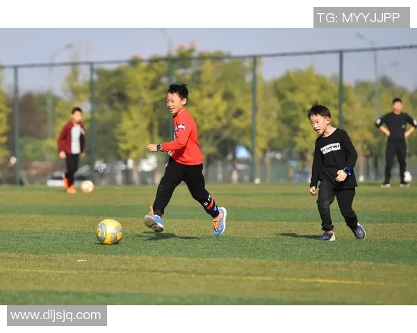 足球课上孩子们的欢声笑语与精彩瞬间的生动图画展示
